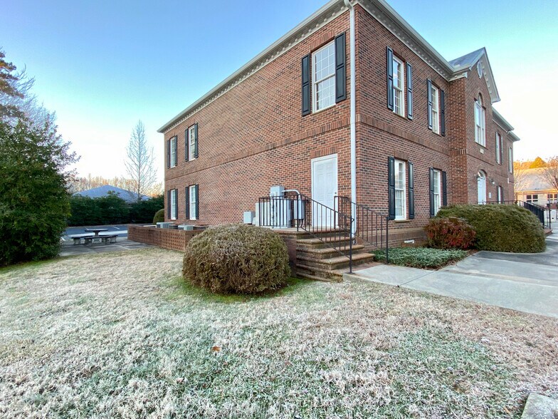 More Photos Of 1107 Statesville Blvd, Salisbury Medical For Lease