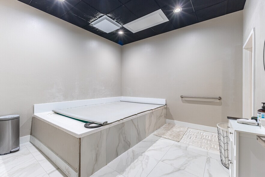 More Photos Of 15751 San Carlos Blvd, Fort Myers Storefront Retail Office For Lease