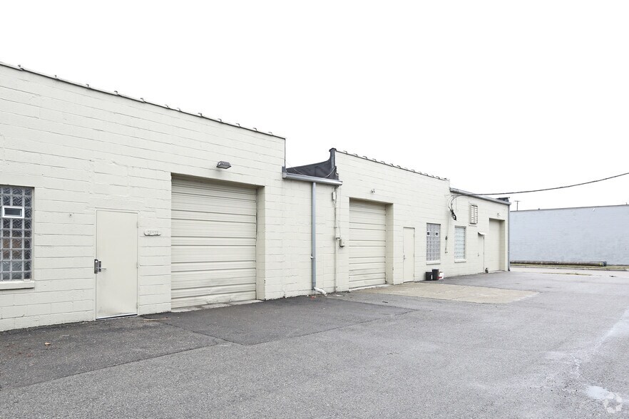 More Photos Of 26400-26450 W 7 Mile Rd, Redford Warehouse For Lease