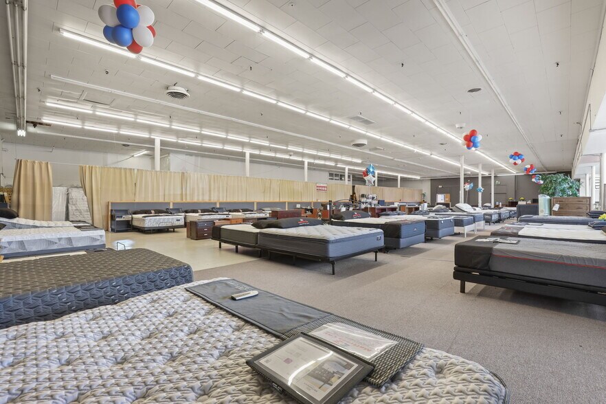 More Photos Of 175 SE Baseline St, Hillsboro Showroom For Sale