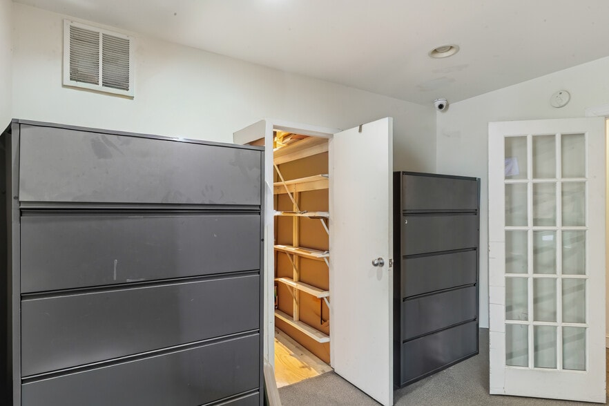 More Photos Of 1512 Marion Barry Ave SE, Washington Office For Sale