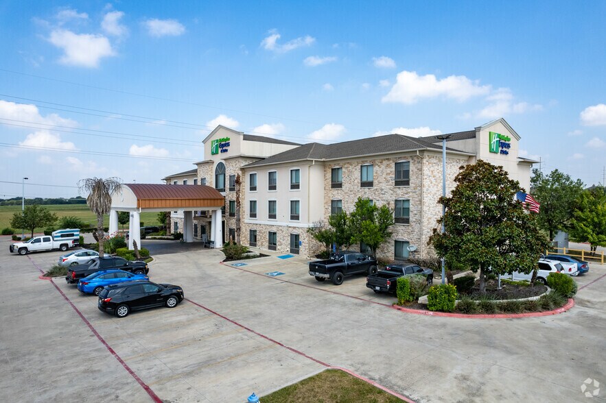 Primary Photo Of 323 Ed Schmidt Blvd, Hutto Hotel For Sale