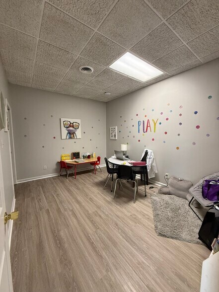 More Photos Of 114 S Maple St, Winchester Office For Lease