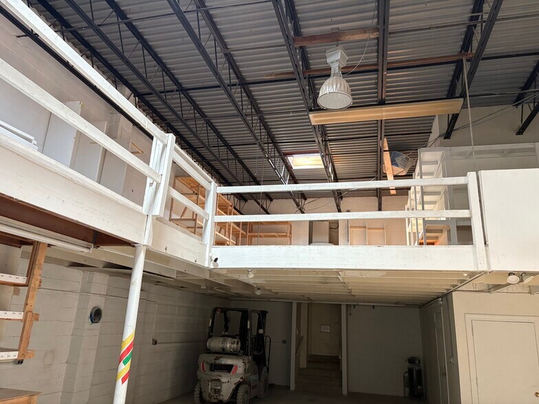 More Photos Of 3248 Colvin St, Alexandria Warehouse For Lease