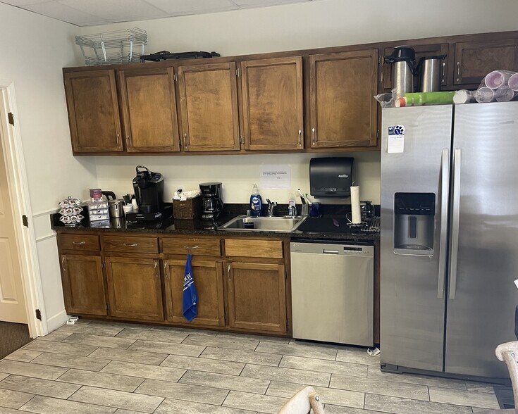 More Photos Of 2031 Shady Crest Dr, Birmingham Office For Sale