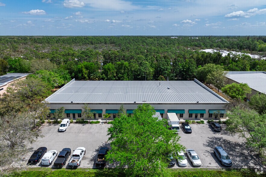 More Photos Of 1076 Business Ln, Naples Showroom For Lease