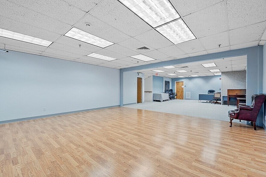 More Photos Of 141 Great Rd, Acton Storefront For Lease