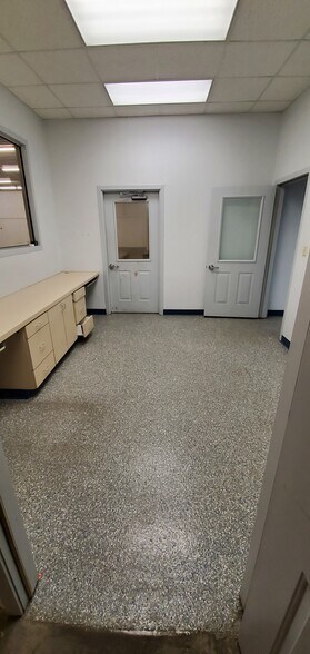 More Photos Of 5830 N Northwest Hwy, Chicago Auto Repair For Sale