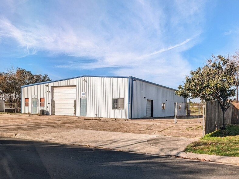 More Photos Of 108 Schilling St, Baytown Warehouse For Lease