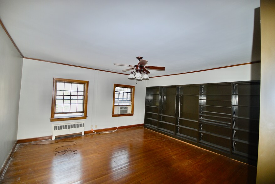 More Photos Of 1651 Hollywood Dr, Jackson Office For Sale