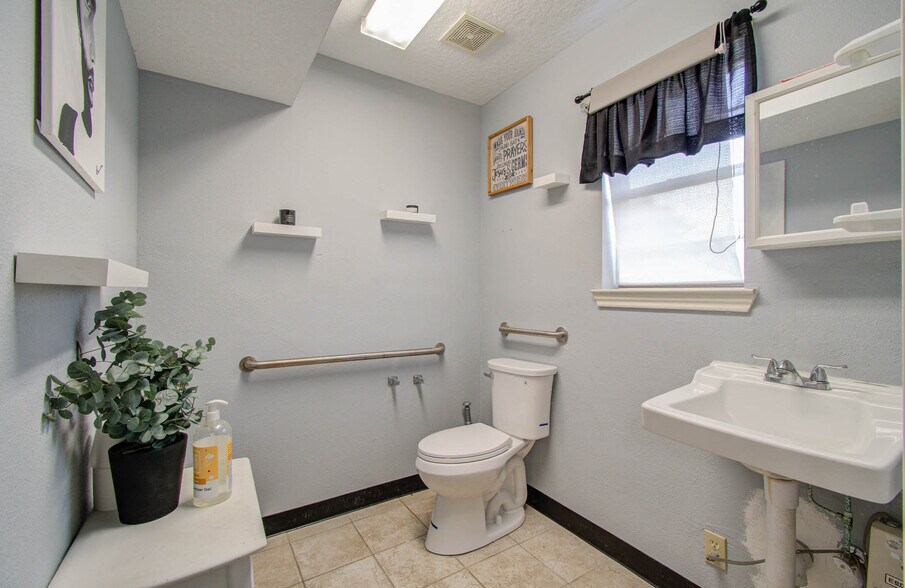 More Photos Of 7430 Rodgers Rd, Manvel Office Residential For Sale