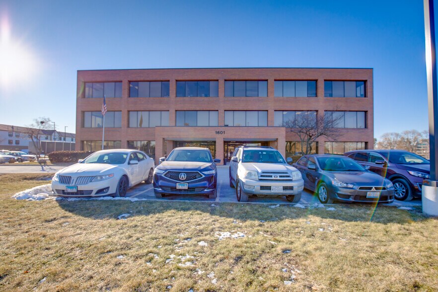More Photos Of 1601 Bond St, Naperville Office For Lease