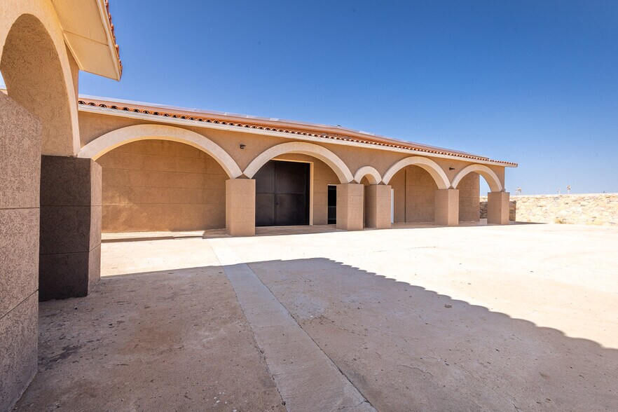 More Photos Of 13644 David Dr, El Paso Showroom For Lease