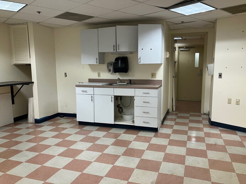 More Photos Of 29 Market Sq, Lynn Hospital For Sale
