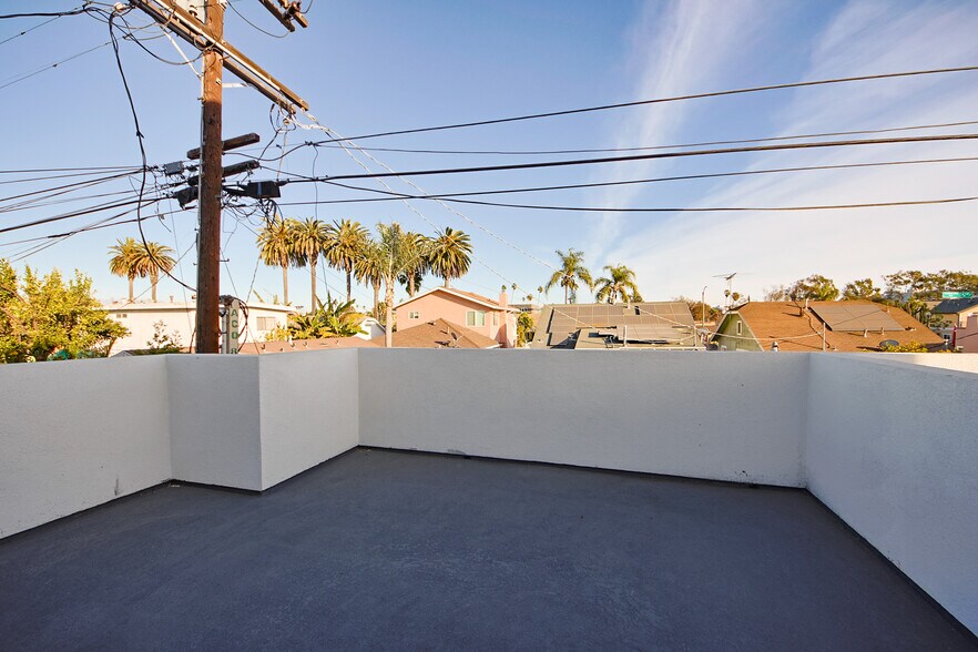 More Photos Of 2404 S Cochran Ave, Los Angeles Apartments For Sale