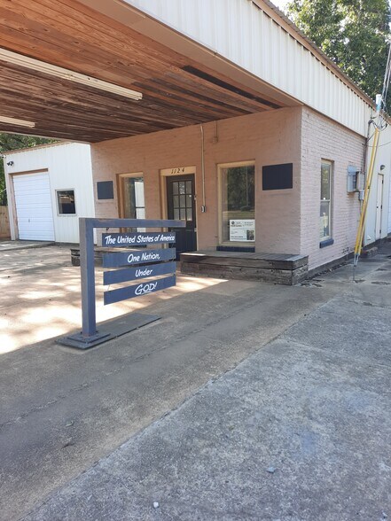 More Photos Of 1124 E Houston Ave, Crockett Freestanding For Sale