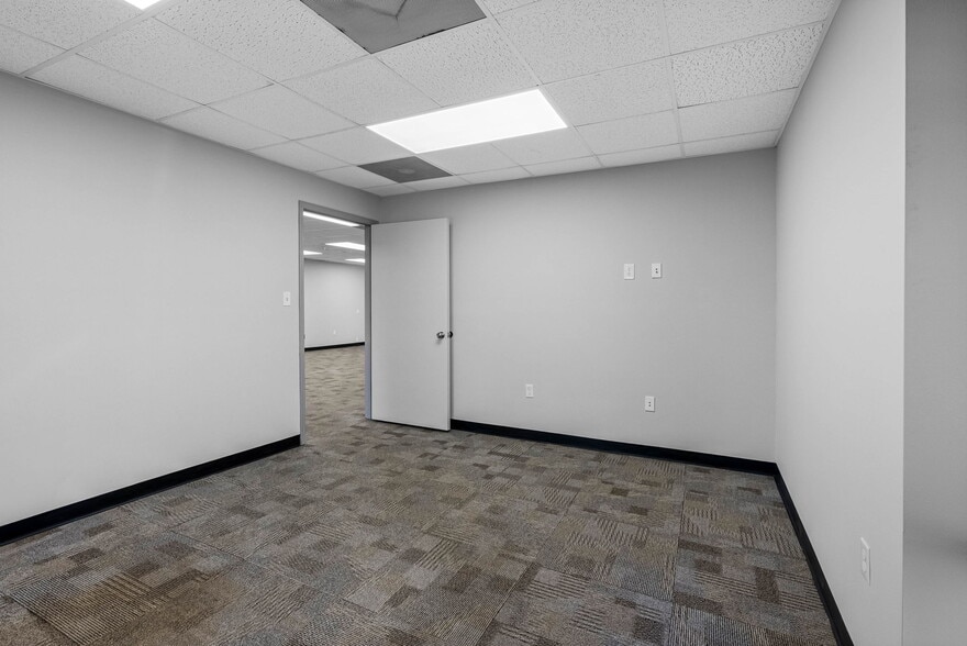 More Photos Of 4412 W Osborne Ave, Tampa Showroom For Sale