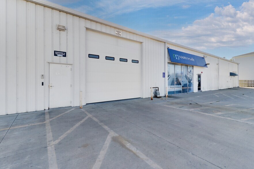 More Photos Of 106 Oak Creek Plz, Bloomington Warehouse For Lease