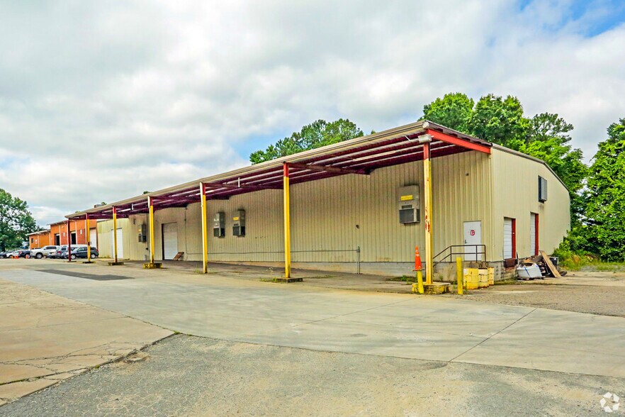 More Photos Of 6514 Chapel Hill Rd, Raleigh Warehouse For Lease