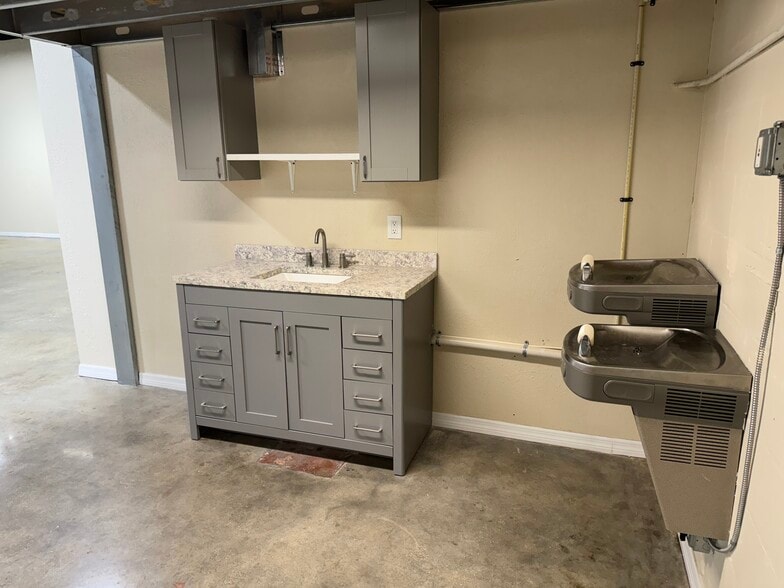 More Photos Of 1975 3rd Ave S, Saint Petersburg Storefront For Lease