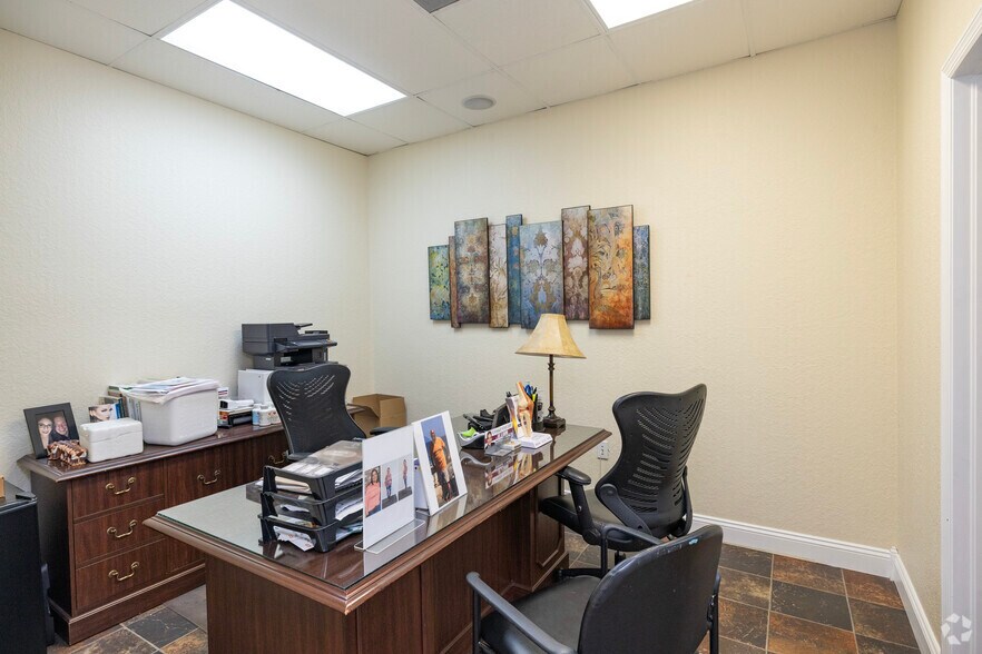 More Photos Of 104-118 E Bloomingdale Ave, Brandon Storefront Retail Office For Lease