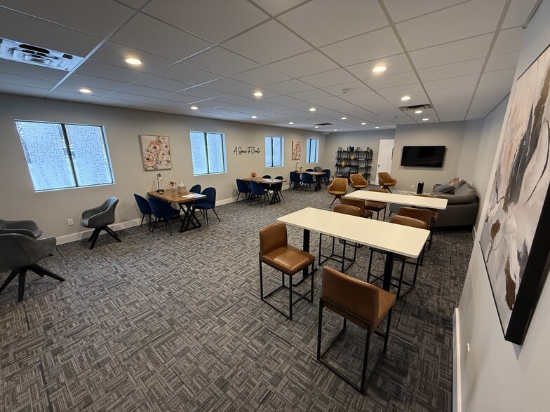 More Photos Of 23689 Industrial Park Dr, Farmington Hills Flex For Lease