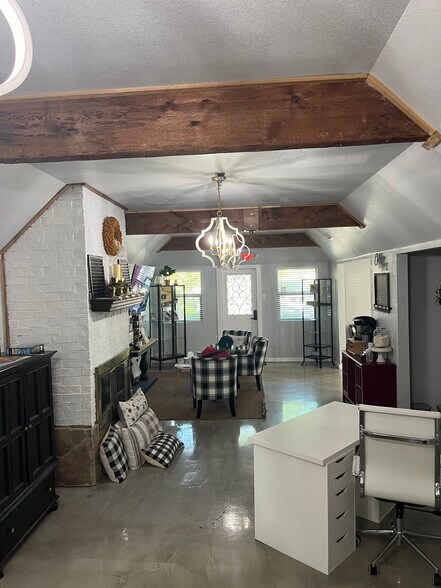 More Photos Of 212 N Oak St, Roanoke General Retail For Sale