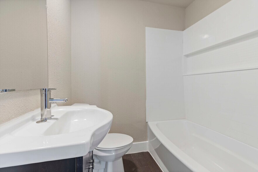 More Photos Of 2024 S Flores St, San Antonio Storefront Retail Residential For Sale