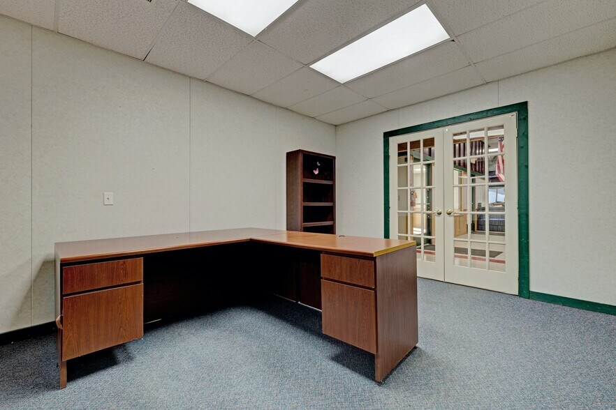 More Photos Of 1875 Lansing Rd, Charlotte Warehouse For Sale