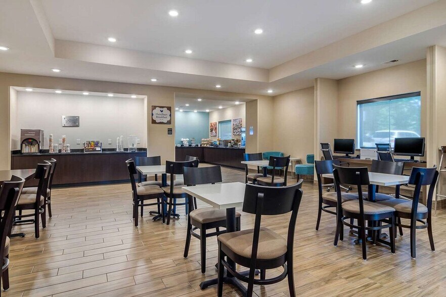 More Photos Of 3 Amlajack Blvd, Newnan Hotel For Sale