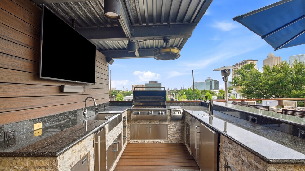 More Photos Of 2301 Caroline St, Houston Office For Sale