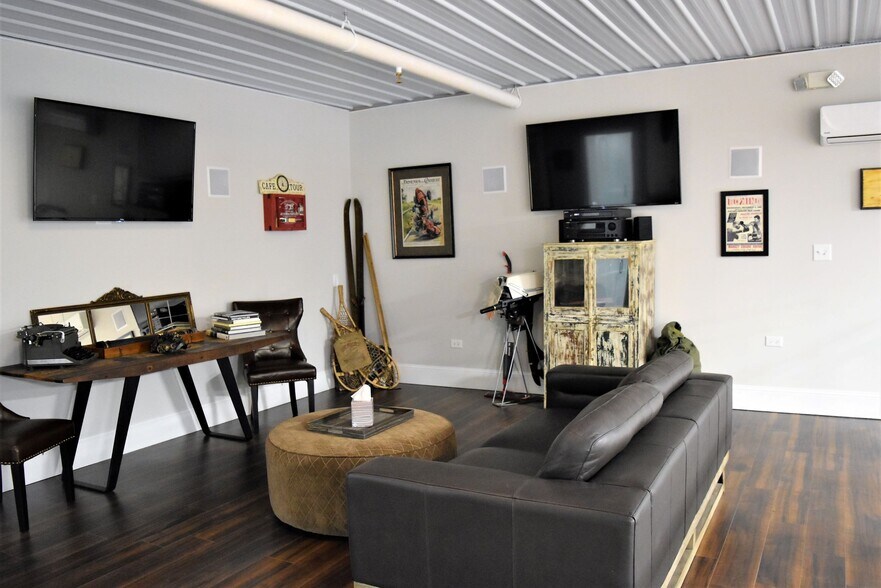 More Photos Of 2108-2260 Ferry Rd, Naperville Showroom For Sale