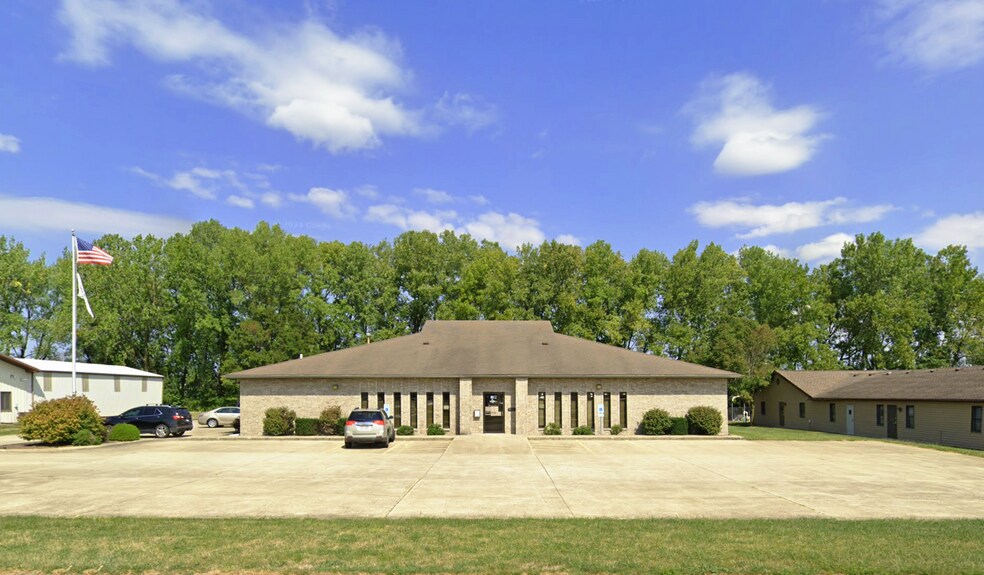 Primary Photo Of 2311 Hoffman Dr, Effingham Office For Sale