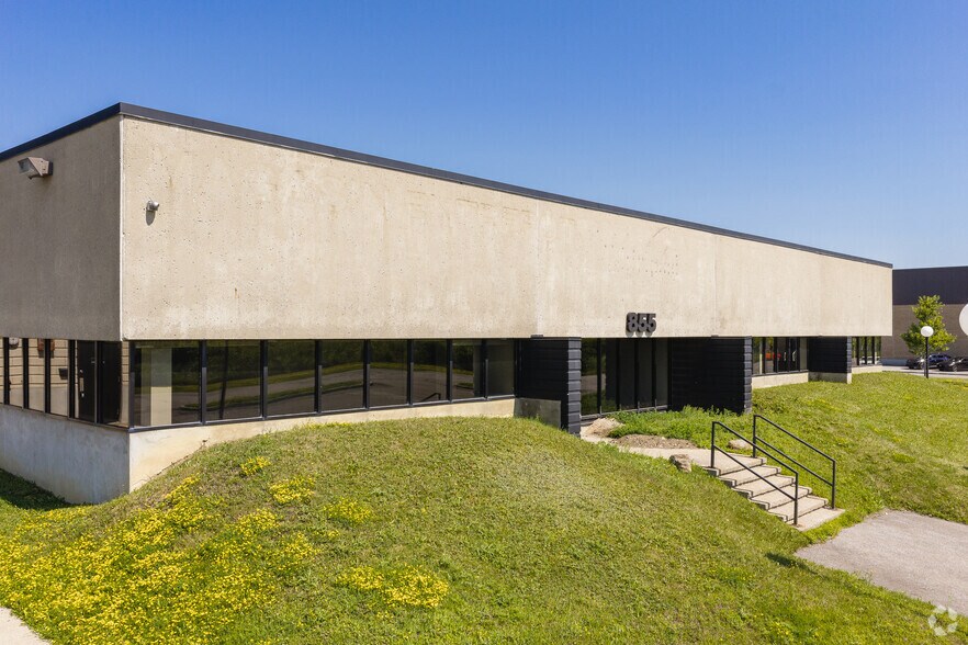 More Photos Of 2750 Av Francis-Hughes, Laval Warehouse For Lease