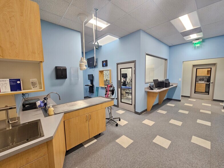 More Photos Of 18224 Parthenia St, Northridge Veterinarian Kennel For Lease
