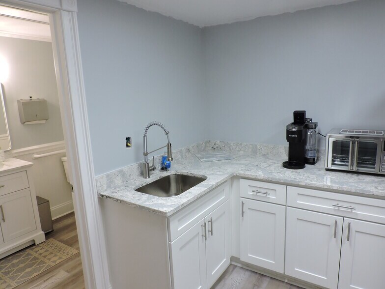 More Photos Of 5722 Dunn Ave, Jacksonville Medical For Sale