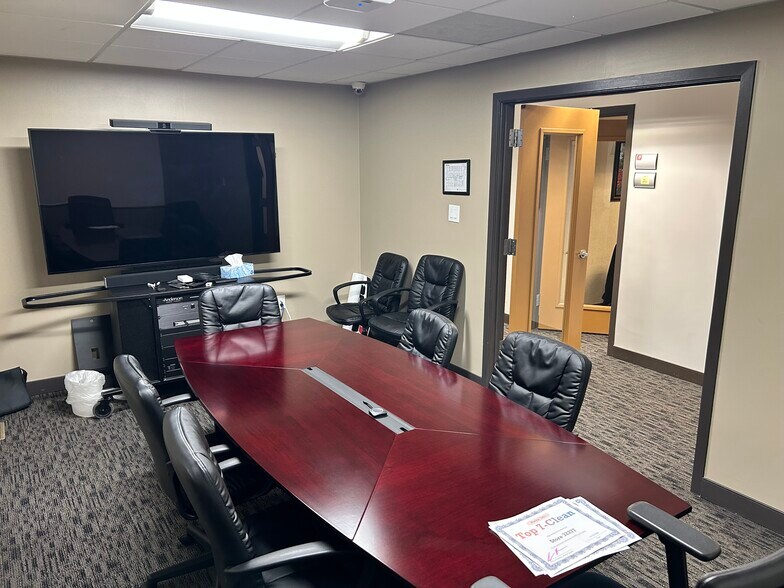 More Photos Of 31330 Schoolcraft Rd, Livonia Medical For Sale