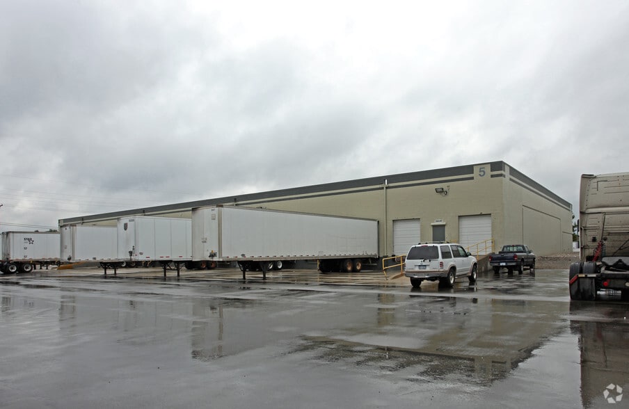 More Photos Of 29031-29045 Airport Dr, Romulus Unknown For Lease