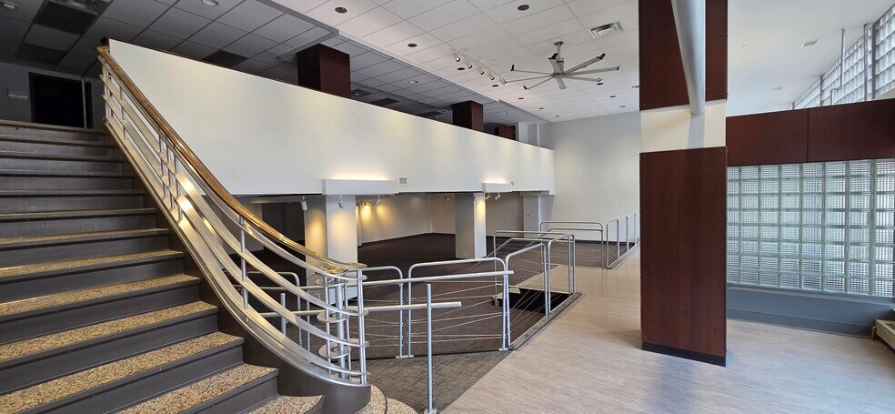 More Photos Of 300 S Washington Sq, Lansing Office Residential For Lease