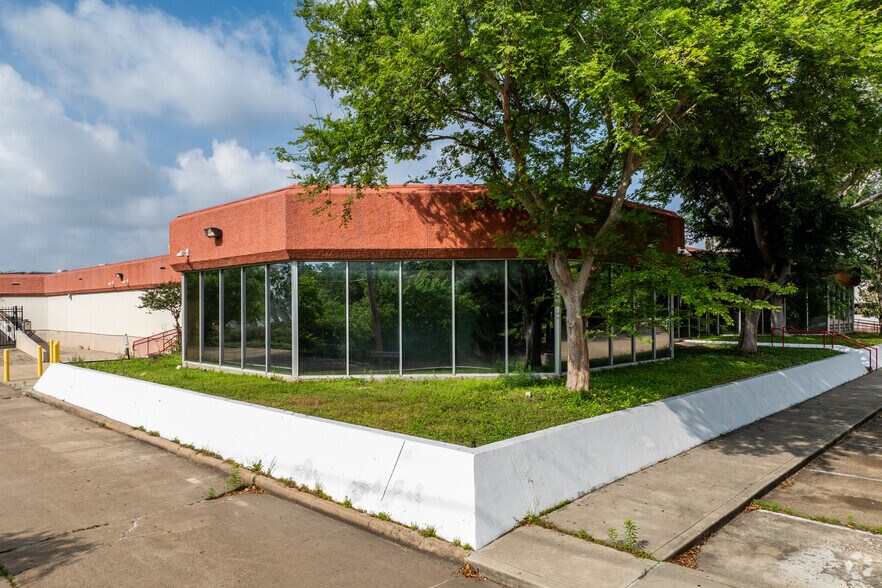 More Photos Of 10703 Stancliff Rd, Houston Office For Sale