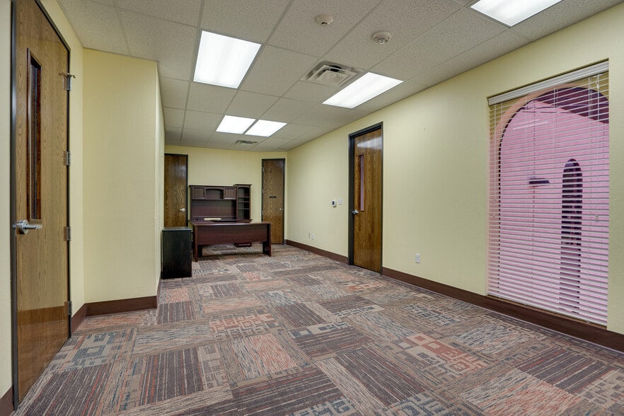 More Photos Of 8855 N Stemmons Fwy, Dallas Office For Sale