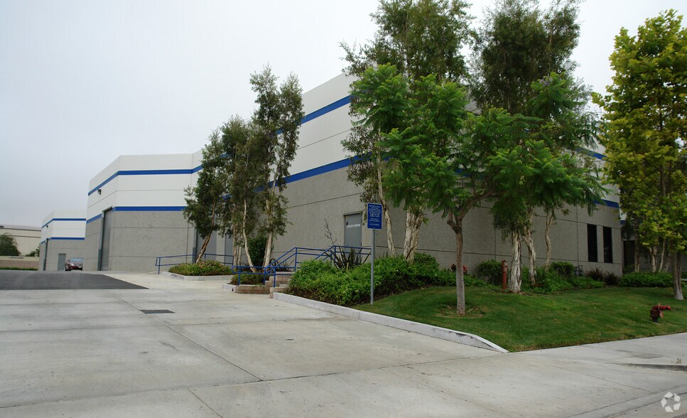 More Photos Of 845 E Easy St, Simi Valley Warehouse For Lease