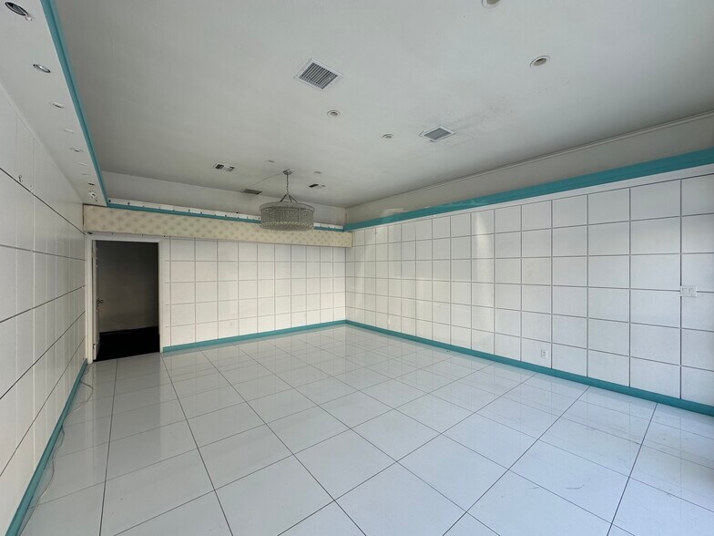 More Photos Of 9631-9637 Santa Monica Blvd, Beverly Hills Storefront For Lease