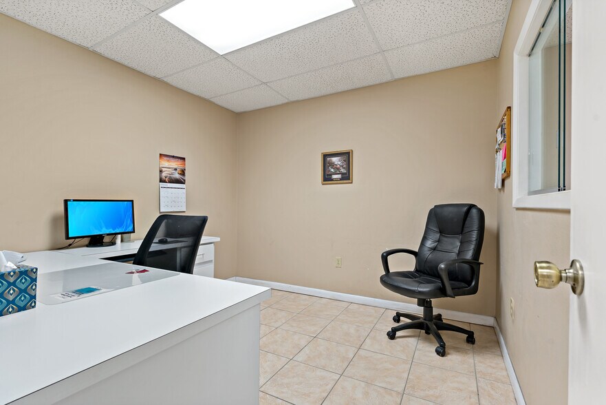 More Photos Of 567 Avenue K SE, Winter Haven Office For Sale