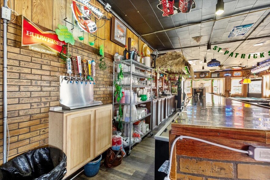 More Photos Of 1034 8th St, Onawa Bar For Sale
