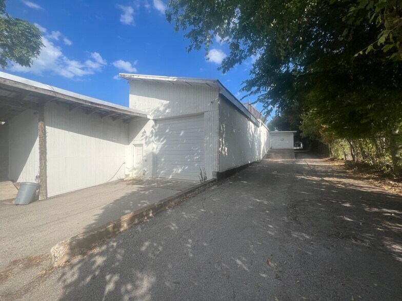 More Photos Of 2409 Manor Rd, Austin Freestanding For Sale