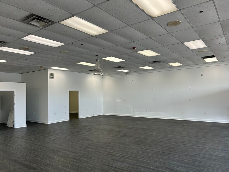 More Photos Of 496 S Pleasantburg Dr, Greenville Storefront Retail Office For Lease