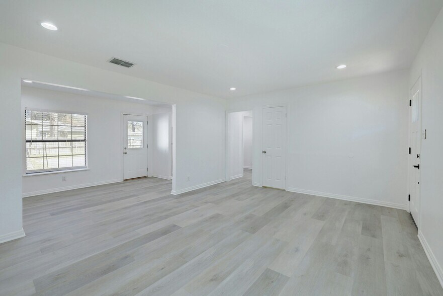 More Photos Of 2028 W Ben White Blvd, Austin Office For Lease