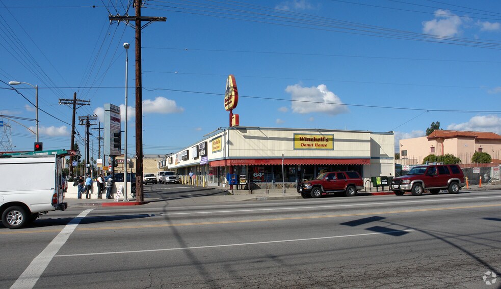 More Photos Of 11723 Saticoy St, North Hollywood Storefront For Lease