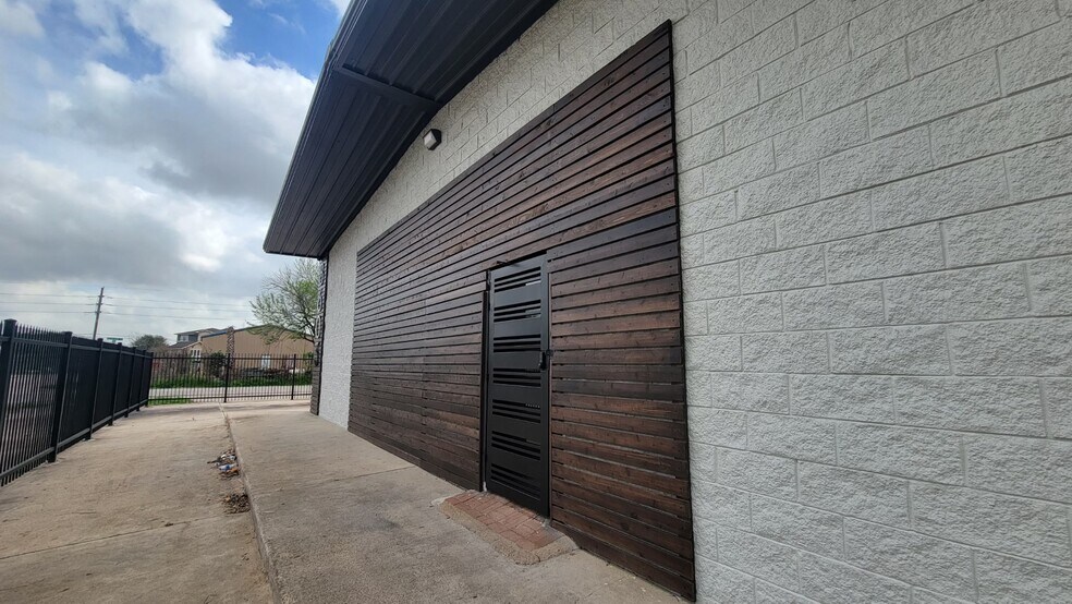 More Photos Of 8603 Shoal Creek Dr, Houston Warehouse For Sale